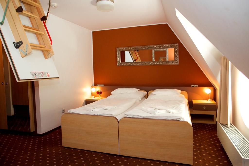 Hotel Zamek Berchtold Strancice ภายนอก รูปภาพ
