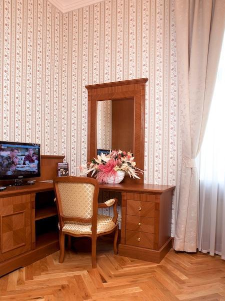 Hotel Zamek Berchtold Strancice ภายนอก รูปภาพ