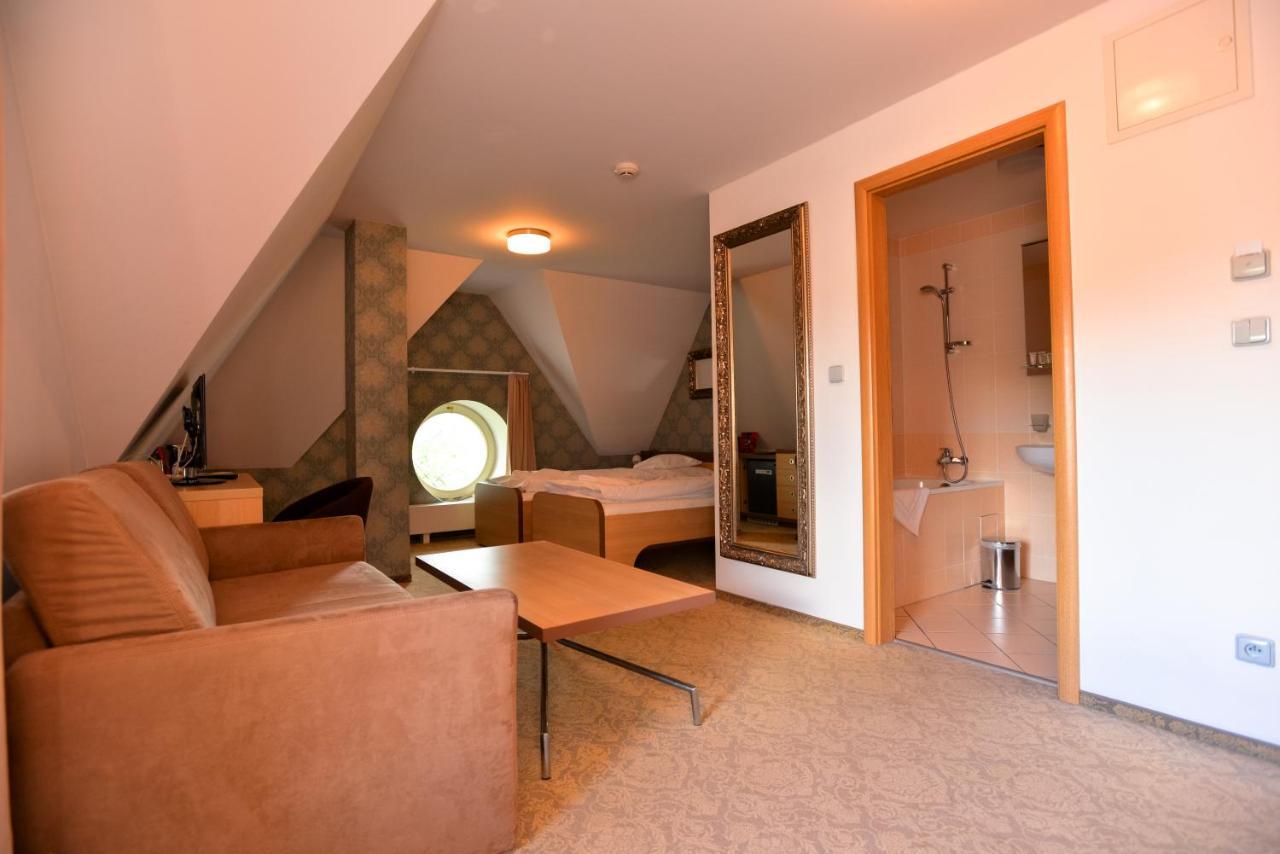 Hotel Zamek Berchtold Strancice ภายนอก รูปภาพ